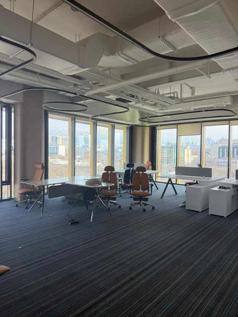 Алматыға көрінісі бар панорамалық терезелі open-space кеңсе