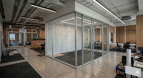 Кездесу бөлмесі бар заманауи open-space кеңсе — SMG Corp іске асырған жоба